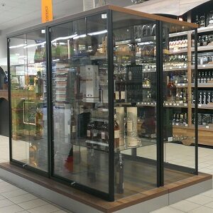 alkohole w szklanej witrynie w sklepie spożywczym