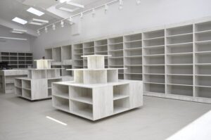 białe meble sklepowe w księgarni