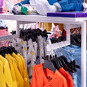 kolorowe bluzki w sklepie odzieżowym